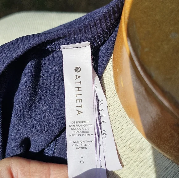 Athleta navy blue vented workout top - Picture 4 of 5